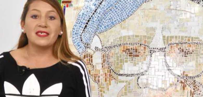Johanna Reina, junto a imagen de Javier de Nicoló en IDIPRON