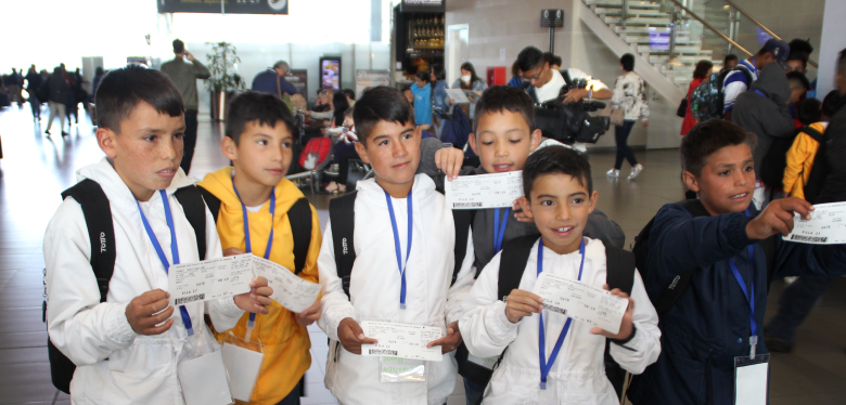 niños felices al viajar por Colombia