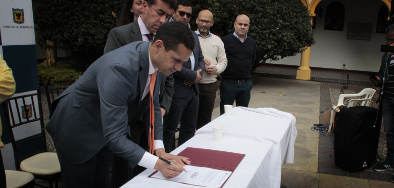 Firma acuerdo homenaje a Javier de Nicoló