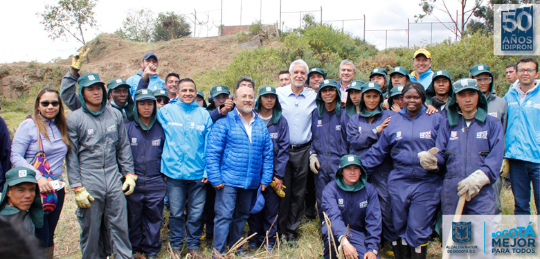 Jóvenes del IDIPRON comprometidos con el ambiente