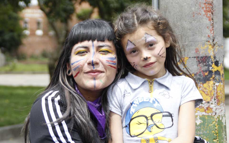 Rostros niña y profesora día del niño