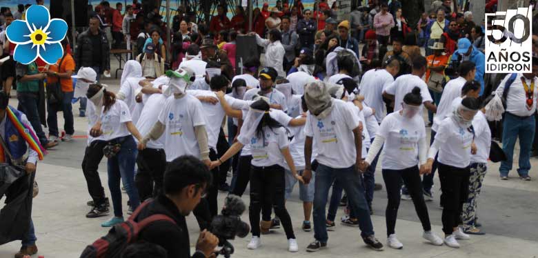 Jóvenes IDIPRON danzando en día de la conmemoración
