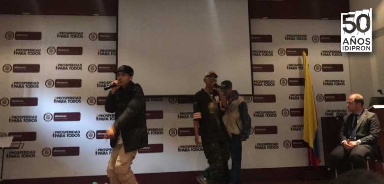 jóvenes cantando en el lanzamiento del laboratorio de escucha