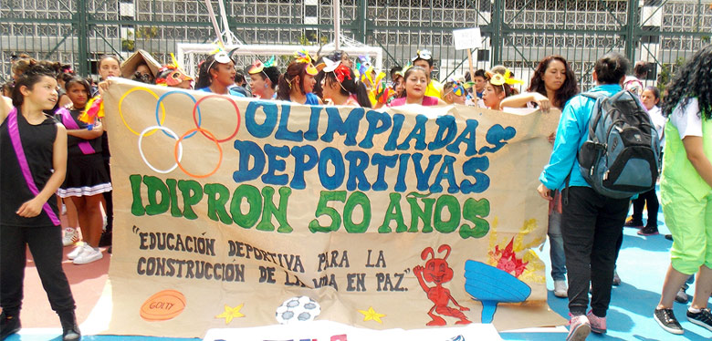 Director idipron y alcalde peñalosa con jóvenes idipron celebración 50 años 