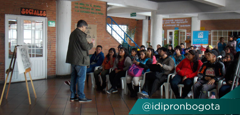 Personas en recinto escuchando a artistas y escritores internacionales