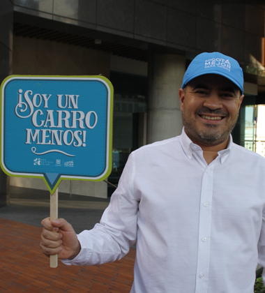Funcionario del IDIPRON, apoyando día sin carro en Bogotá