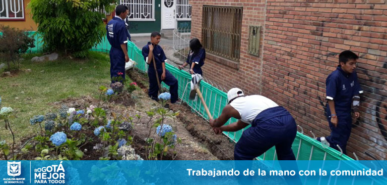 Jóvenes del IDIPRON trabajando para mejorar entorno del Perdomo