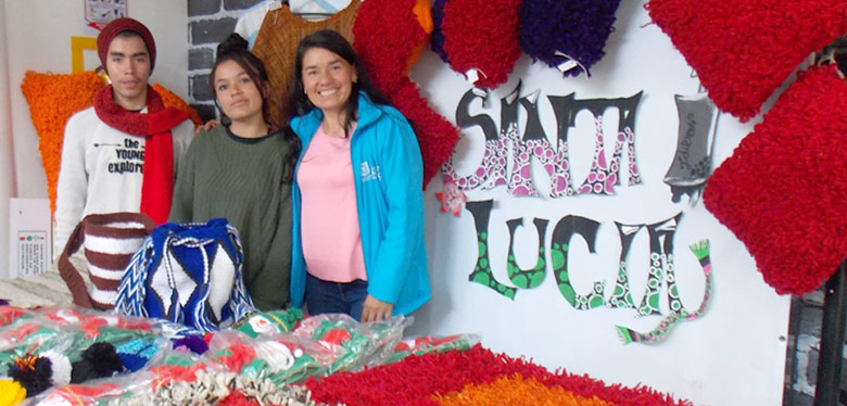 Tres jóvenes en evento emprendimiento IDIPRON